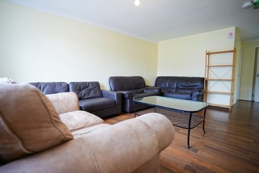 6 bed house, Valley Road, Shelthorpe, Loughborough, LE113PX - Image 1