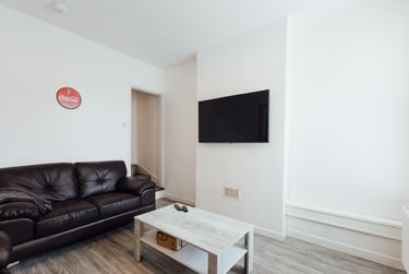 4 bed house, Paget Street, City Centre, Loughborough, LE115DT - Image 1