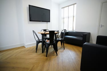 4 bed house, Derby Road, City Centre, Loughborough, LE115AE - Image 1