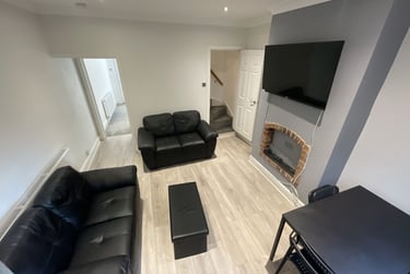 4 bed house, Paget Street, City Centre, Loughborough, LE115DS - Image 2