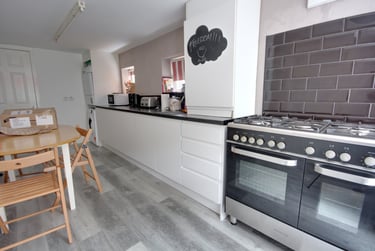 6 bed house, Ferens Close, Claypath, Durham, DH11JX - Image 2