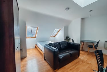 1 bed house, Market Street, City Centre, Loughborough, LE113ER - Image 1