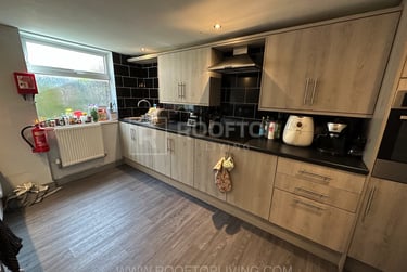6 bed house, Queens Road, Hyde Park, Leeds, LS61HU - Image 1