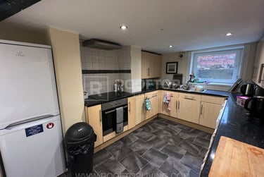 5 bed house, Delph Mount, Rampart Road, Leeds, LS62HS - Image 1