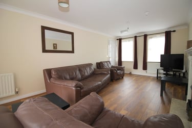 6 bed house, Goldfinch Close, City Centre, Loughborough, LE113HG - Image 1