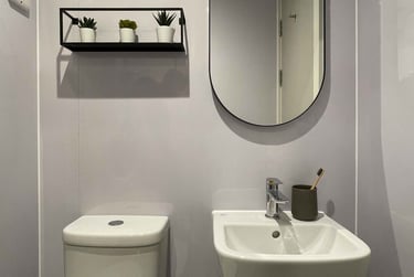 Classic Ensuite Plus at Snow Island, King's Mill Lane, City Centre, Huddersfield, HD13AU - Image 2