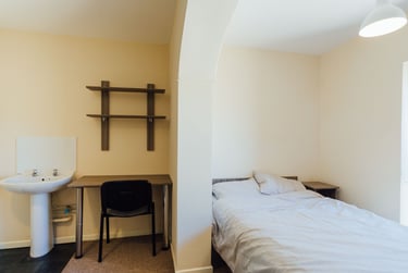 6 bed house, Holywell Drive, City Centre, Loughborough, LE113JX - Image 3