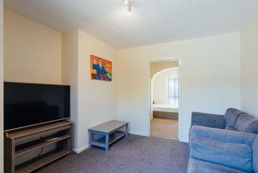 6 bed house, Holywell Drive, City Centre, Loughborough, LE113JX - Image 1