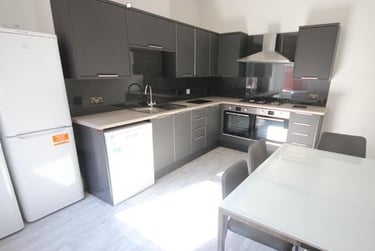 6 bed house, Manor Drive, Hyde Park, Leeds, LS61DE - Image 2