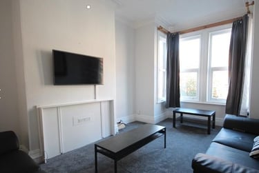 6 bed house, Manor Drive, Hyde Park, Leeds, LS61DE - Image 1