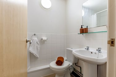 Ensuite at Leighton Hall, Leighton Street, City Centre, Preston, PR18RH - Image 3