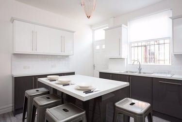 6 bed house, Burchett Grove, Rampart Road, Leeds, LS62JA - Image 1