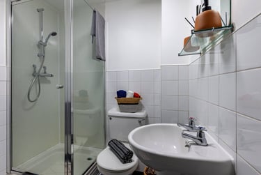 Classic Ensuite at Devonshire Courtyard, Wellington Street, Devonshire Green, Sheffield, S14HG - Image 5