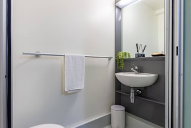 Premium Ensuite at Kendrick Hall, 4 Crown Place, City Centre, Reading, RG15AE - Image 6