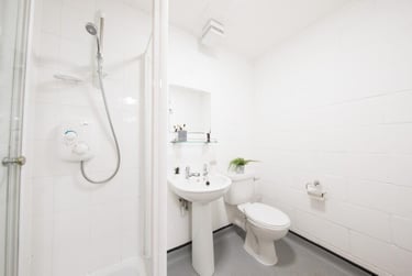 Ensuite - Silver at St Peter House, St Peter Street, Pittodrie, Aberdeen, AB243HU - Image 3