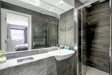 Grande Apartment at Iconinc, The Edge, Westfield Road, Burley, Leeds, LS31DH - Image 5