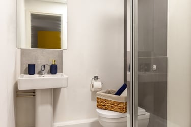 Deluxe Ensuite at Allen Court, 1 Cromwell Range, Fallowfield, Manchester, M146FQ - Image 8