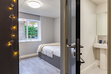 Deluxe Ensuite at Allen Court, 1 Cromwell Range, Fallowfield, Manchester, M146FQ - Image 3