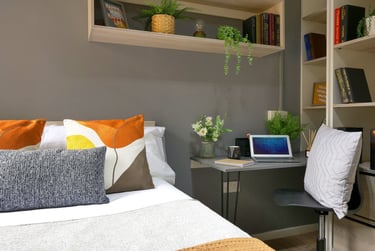 Classic 3 Bed Apartment at Emily Davies, Western Esplanade, Portswood, Southampton, SO152PU - Image 1