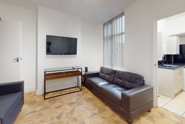 5 bed house, Broad Street, City Centre, Loughborough, LE115AB - Image 1