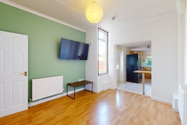 6 bed house, Brentry Road, Stapleton, Bristol, BS162AB - Image 1