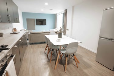 Gold En Suite - Image 9