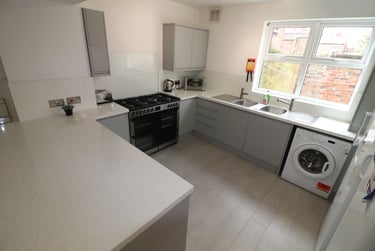 8 bed house, Chichester Street, Newton, Chester, CH14AD - Image 2