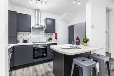 2 bed house, Queens Road, Hyde Park, Leeds, LS61NY - Image 1