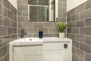 Gold Ensuite - Image 4