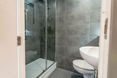 Premium Ensuite at Scotway House, 165 Castlebank Street, Broomhill, Glasgow, G116EU - Image 3
