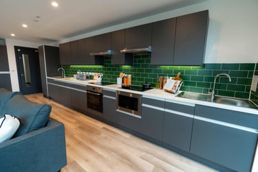 Gold En Suite - Image 13