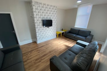 8 bed house, Dallas Street, City Centre, Preston, PR17UY - Image 1