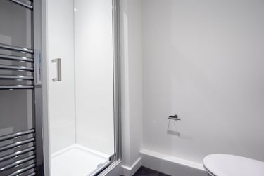 Bronze Ensuite at The Paper Works, York Street, City Centre, Sheffield, S12NY - Image 3