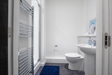 Bronze Ensuite at The Paper Works, York Street, City Centre, Sheffield, S12NY - Image 4