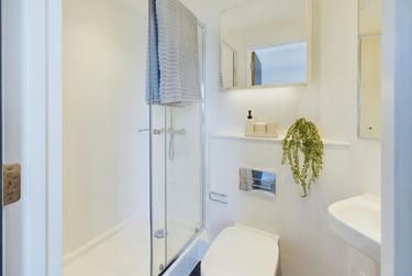 Luxury Ensuite at Crown Place, St Ann's Well Road, The Old Meadows, Nottingham, NG31ED - Image 4