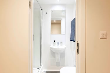 Classic Ensuite at Pershore Junction, 1-3 Dogpool Lane, Selly Park, Birmingham, B302XN - Image 8