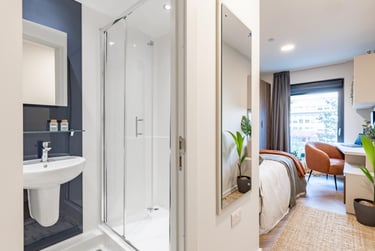 Premium Ensuite at The Place, 33 Queens Road, City Centre, Nottingham, NG23AS - Image 4