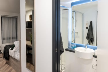 Deluxe Ensuite - Image 2