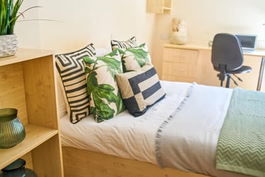 Gold Ensuite at Rockingham House, Broad Lane, City Centre, Sheffield, S13PD - Image 1