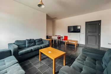 7 bed house, High Street, City Centre, Loughborough, LE112PZ - Image 1