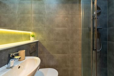 Classic Ensuite at Scotway House, 165 Castlebank Street, Broomhill, Glasgow, G116EU - Image 7