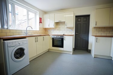 6 bed house, Royland Road, City Centre, Loughborough, LE112EH - Image 2