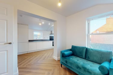 2 bed house, Derby Road, City Centre, Loughborough, LE115AE - Image 1