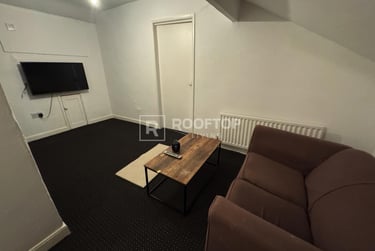 8 bed house, Hyde Park Terrace, Hyde Park, Leeds, LS61BJ - Image 1