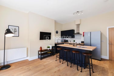 4 bed house, Kelso Road, Woodhouse, Leeds, LS29PR - Image 1