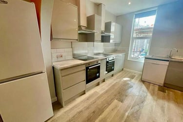 1 bed house, Whiteladies Road, Redland, Bristol, BS82QN - Image 2