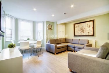 8 bed house, Queens Road, Hyde Park, Leeds, LS61HU - Image 1