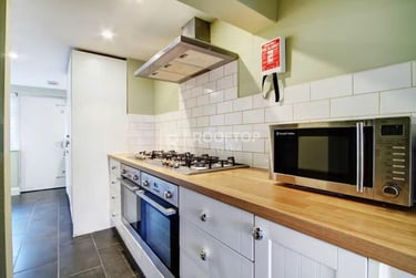 8 bed house, Queens Road, Hyde Park, Leeds, LS61HU - Image 4