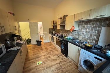 9 bed house, Moorland Avenue, Hyde Park, Leeds, LS61AP - Image 2