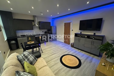 1 bed house, Victoria Road, Hyde Park, Leeds, LS61DU - Image 1